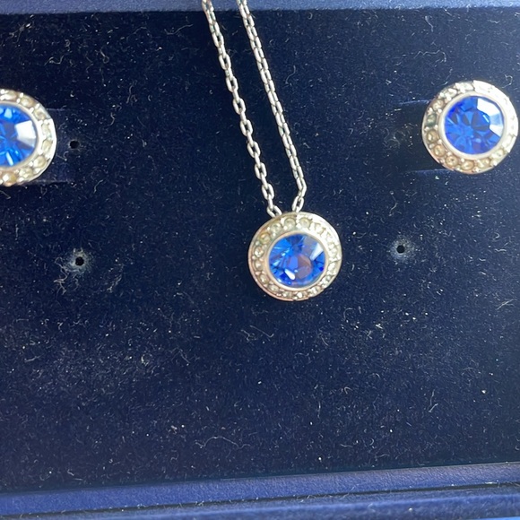 Swarovski necklace and earrings set - Picture 13 of 13